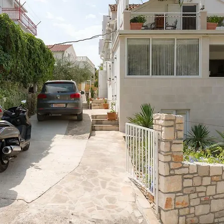 Lily Apartmán Sutivan